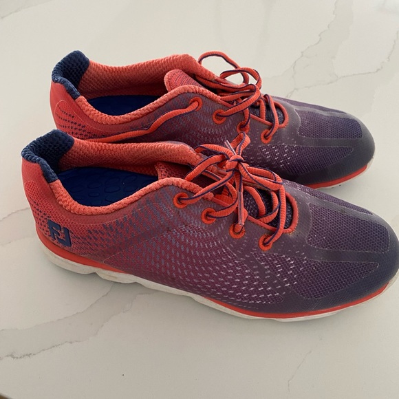 Women’s Golf Shoes - Picture 2 of 2